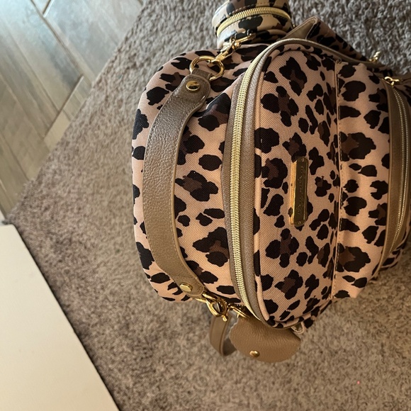 Itzy ritzy mini leopard diaper bag with pacifier holder, hand sanitizer holder - Picture 4 of 10
